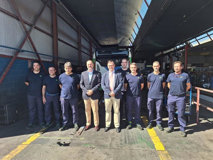 El regidor de Movilidad y Polígonos Industriales, Antoni Deudero, con los nueve mecánicos contratados para la EMT.