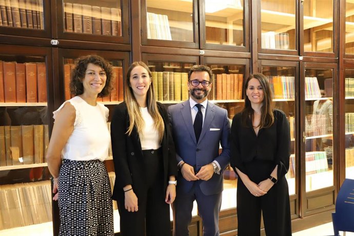 La doctoranda y miembros del tribunal.