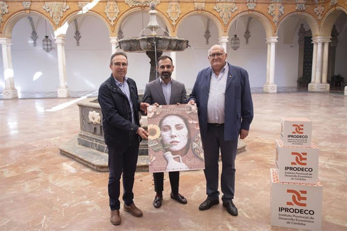 El presidente de Iprodeco, Félix Romero (centro), en la presentación de 'Enbarro'.