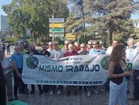 Policías y guardias civiles se concentran por la equiparación salarial en el inicio de la cumbre