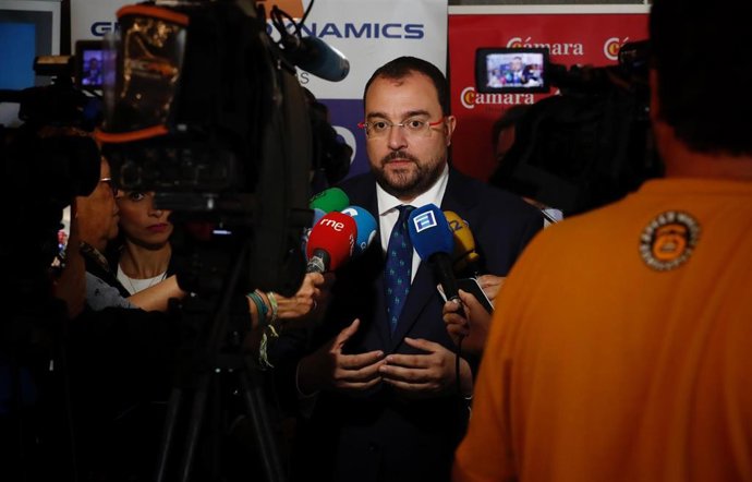 Adrián Barbón atiende a los medios.