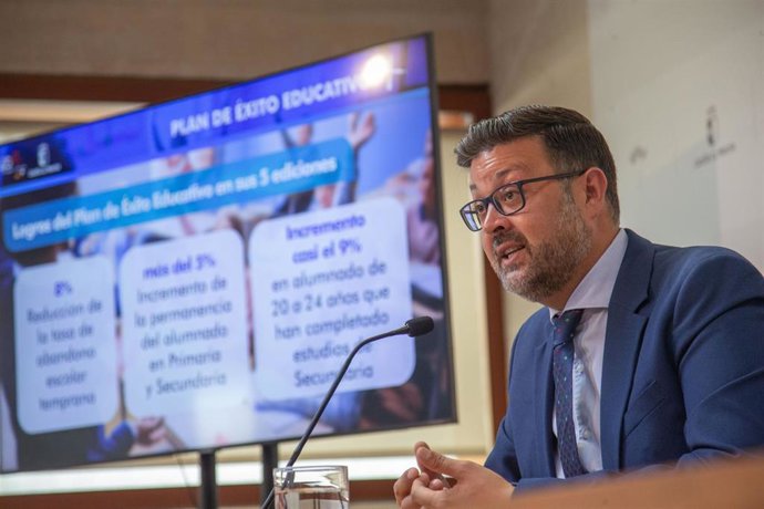 El consejero de Educación, Cultura y Deportes, Amador Pastor, ha presentado las novedades del Plan de Éxito Educativo +. (Fotos: A. Pérez Herrera // JCCM)