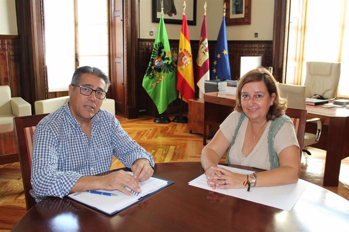 La presidenta de la Diputación de Toledo, Conchi Cedillo, con el alcalde de Belvís de la Jara, Carlos Muñoz