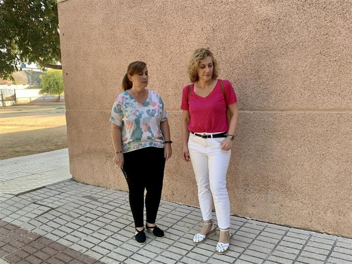 La portavoz de Con Podemos-IU, Susana Hornillo, primera por la derecha, en el CEIP Valeriano Bécquer.