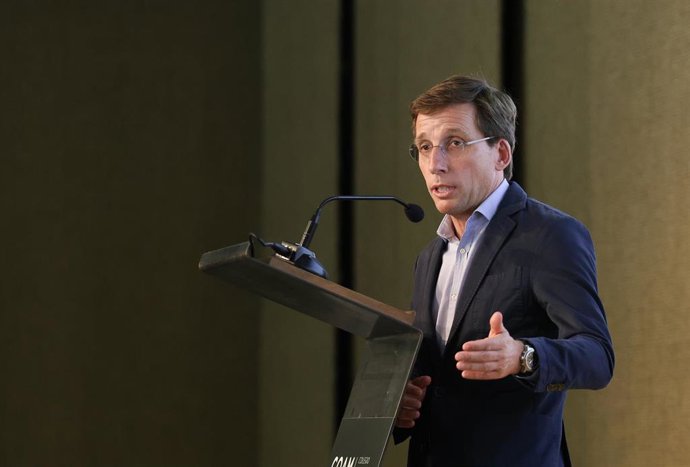 El alcalde de Madrid, José Luis Martínez-Almeida, interviene durante la inauguración de la XX Semana de la Arquitectura, en el Colegio Oficial de Arquitectos de Madrid