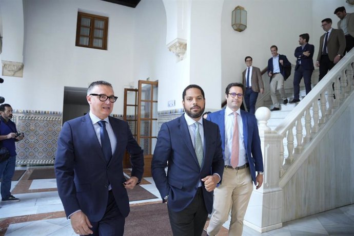 El secretario general de Vox, Ignacio Garriga (c.), y el portavoz de Vox en el Parlamento, Manuel Gavira (i.), este jueves en Sevilla