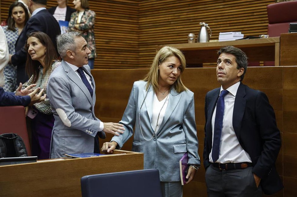 La vicepresidenta segunda y consellera de Servicios Sociales, Igualdad y Vivienda, Susana Camarero (c) y el presidente de la Generalitat, Carlos Mazón (1d), durante la primera sesión de control al Gobierno de coalición PPCV y Vox