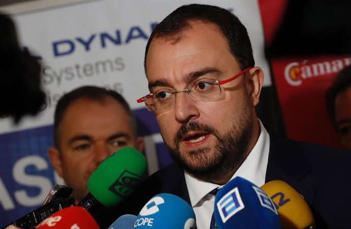 Adrián Barbón atiende a los medios.