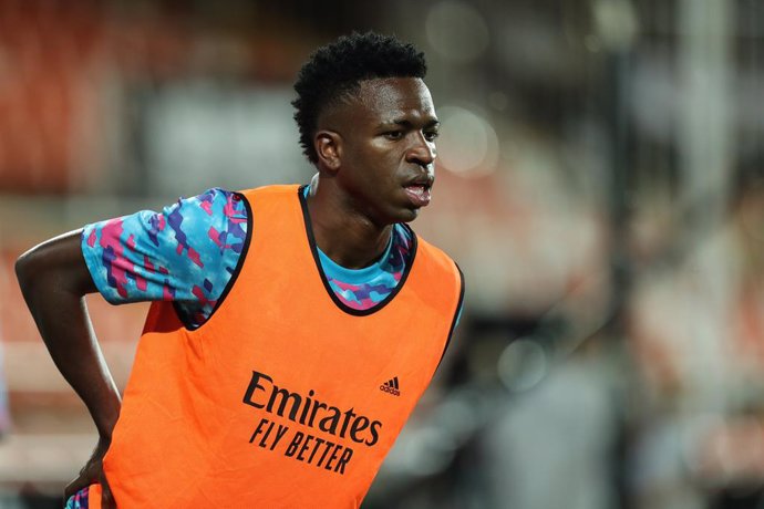 Archivo - Vinicius Junior of Real Madrid CF warms up during the Santander League match between Valencia CF and Real Madrid CF at the Mestalla Stadium on September 11, 2021, in Valencia, Spain.