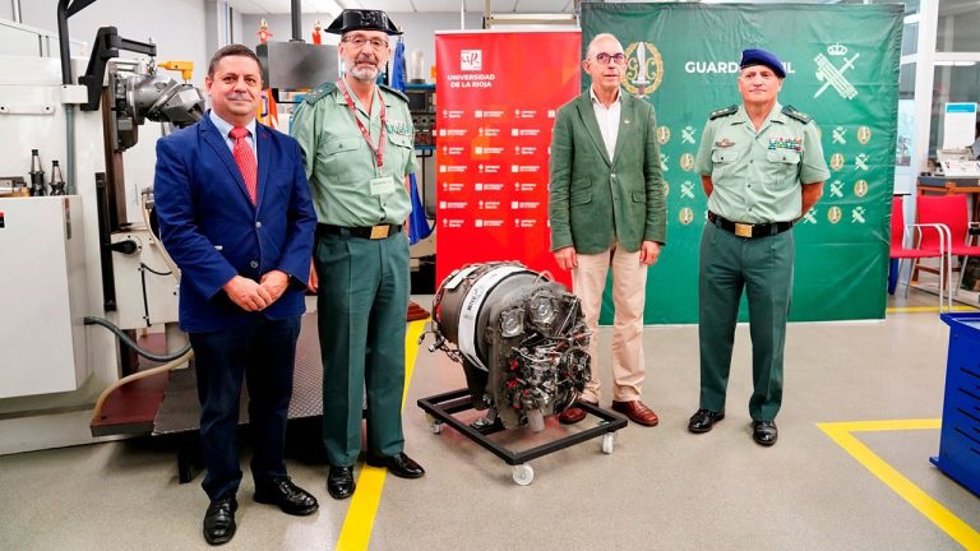 Pedro Lara, director de la Escuela Técnica Superior de Ingeniería Industrial; el general Iglesias Pollo; el rector Juan Carlos Ayala; y el coronel Miguel de Molina junto al motor de helicóptero
