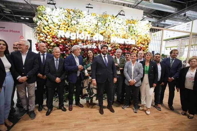 El presidente del Gobierno regional, Fernando López Miras, durante su visita a la decimoquinta edición de la Feria Fruit Attraction de Madrid