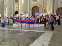 La comunidad armenia recuerda a los refugiados de Nagorno Karabaj ante la Catedral de Granada