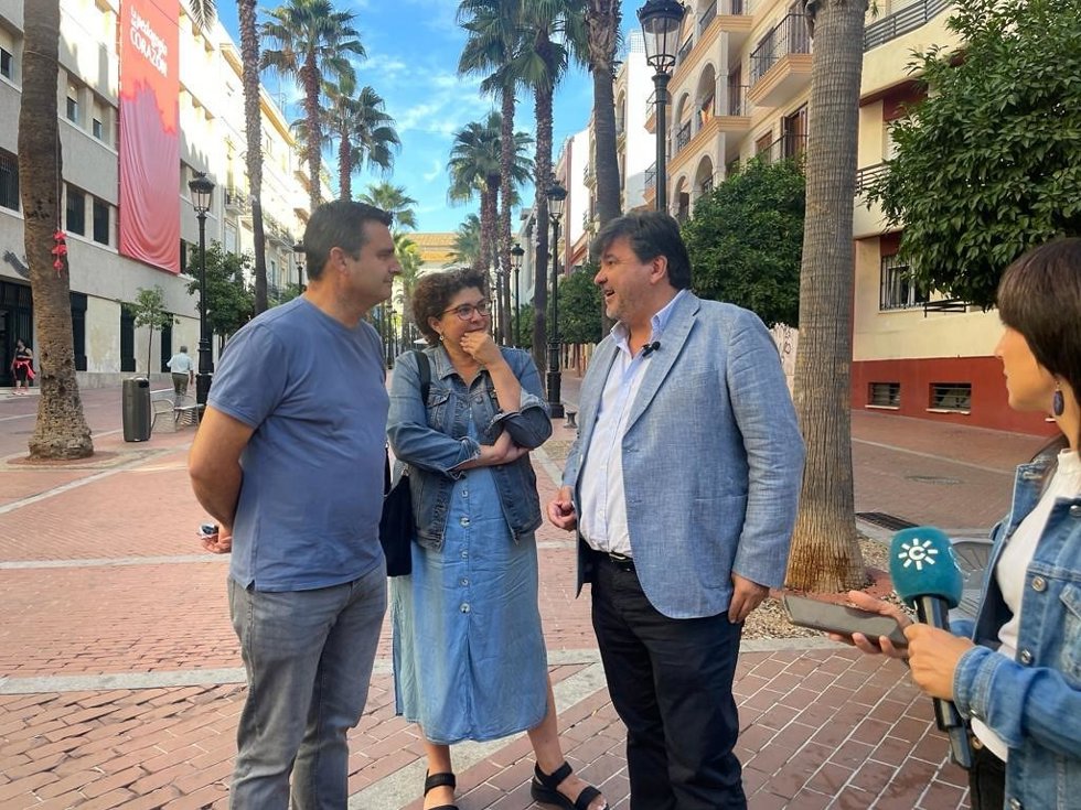 El vicesecretario general del PSOE de Huelva y diputado, Gabriel Cruz, junto a otros socialistas onubenses.