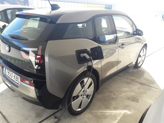 Archivo - Coche eléctrico. Recarga de coche eléctrico.