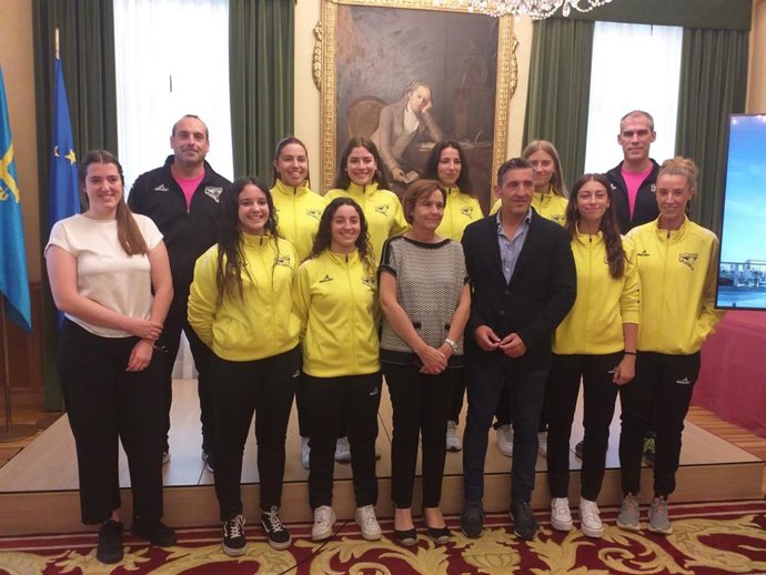 La alcaldesa de Gijón, Carmen Moriyón (Foro), recibe al equipo femenino de Primera División del Club Voleibol La Calzada.