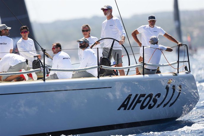 Archivo - El Rey Felipe VI (3d) navega en la regata a bordo del TP52 'Aifos' a su llegada hoy al Real Club Naútico de Palma, a 31 de julio de 2023