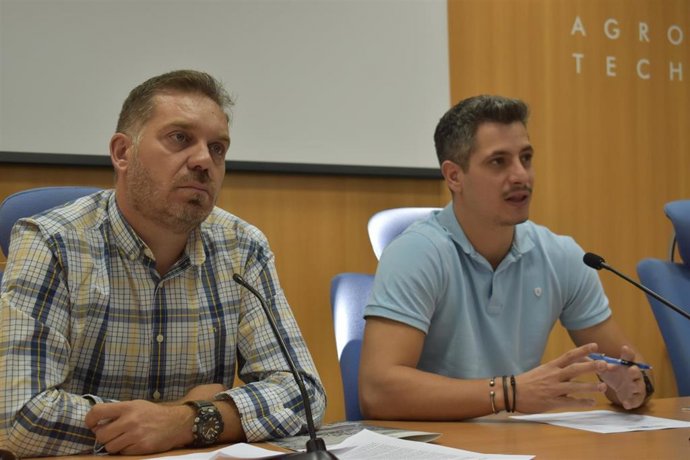 El presidente de la Comunidad General de Usuarios del Canal de Orellana, Luis Gutiérrez, y el jefe de Explotación, Juan Diego Fuentes, en rueda de prensa