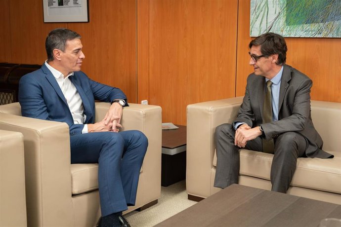 El presidente del Gobierno en funciones y secretario general del PSOE, Pedro Sánchez, en una reunión con el primer secretario del PSC, Salvador Illa, en la sede del PSOE en la calle Ferraz (Madrid).