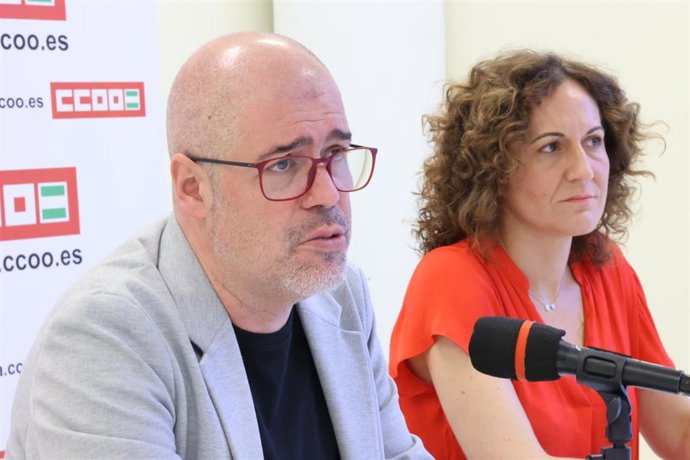 El secretario general de CCOO, Unai Sordo, y la secretaria general del sindicato en Andalucía, Nuria López, este jueves en una atención a medios.
