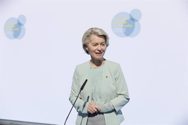 La presidenta de la Comisión Europea, Ursula von der Leyen, atiende a los medios de comunicación a su llegada al Palacio de Congresos de Granada