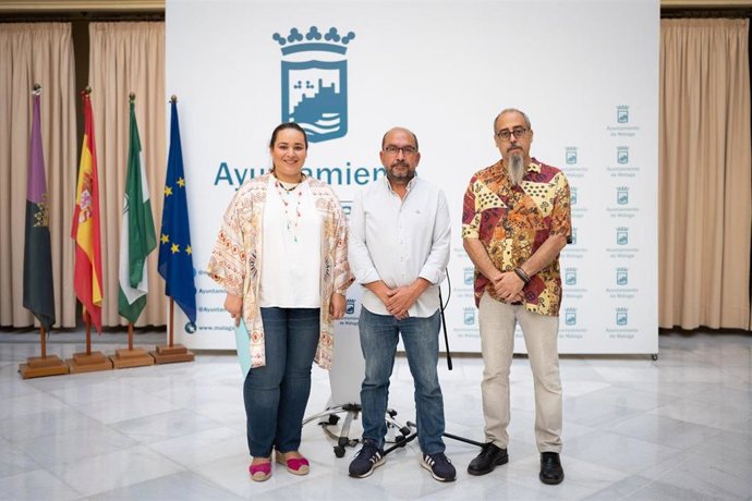 La concejala delegada del Área de Juventud, Mercedes Martín, y el presidente de la Federación de Bandas de Música Procesional de Málaga, José Vela, en rueda de prensa