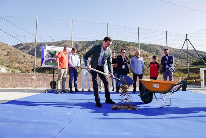 Javier Aureliano García coloca la primera piedra de la futura pista polideportiva de el Marchal de Enix (Almería)