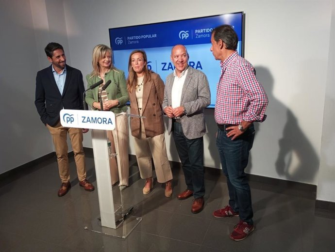La Vicesecretaria De Estudios Del Partido Popular, Carmen Navarro, En El Centro, Junto A Cuatro De Los Parlamentarios Del Partido Popular De Zamora.