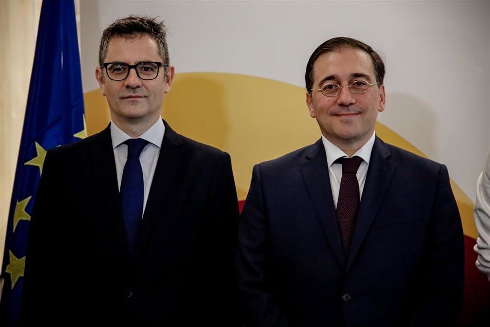Archivo - El ministro de la Presidencia, Relaciones con las Cortes y Memoria Democrática, Félix Bolaños (i) y el ministro de Asuntos Exteriores, Unión Europea y Cooperación, José Manuel Albares (d), en una imgen de archivo.