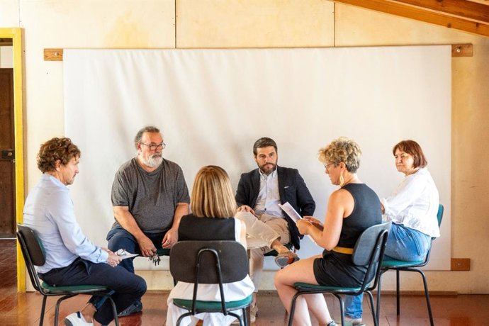 Reunión entre los representantes del Ayuntamiento y el Teatre Sans.