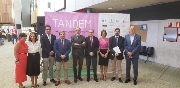 El secretario general de Empleo, Díaz Pico (centro), con las instituciones organizadoras de Tándem.