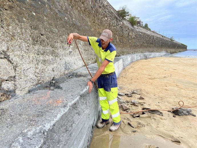 Obras de repración del muro de Ondarreta.