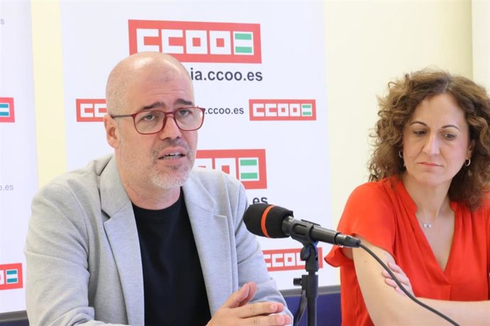 El secretario general de CCOO, Unai Sordo, y la secretaria general del sindicato en Andalucía, Nuria López, este jueves en rueda de prensa en Sevilla