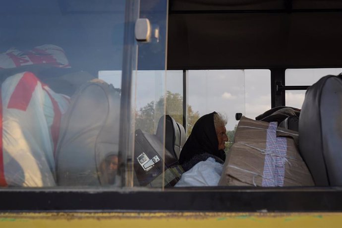 Personas en un autobús con evacuados hacia Armenia desde la región de Nagorno Karabaj tras la toma del control del territorio por parte de Azerbaiyán