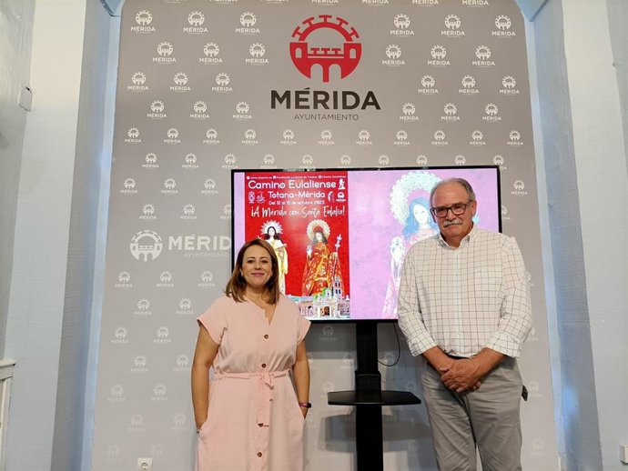 La delegada de Semana Santa y Año Jubilar, Ana Aragoneses, y el presidente de la Asociación de la Mártir Santa Eulalia, Luis Miguel González, en rueda de prensa este jueves en el Ayuntamiento de Mérida