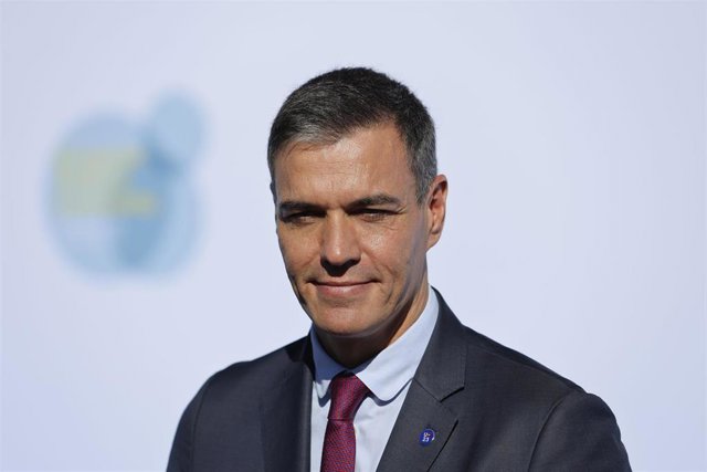 El presidente del Gobierno en funciones, Pedro Sánchez, atiende a los medios a su llegada al Palacio de Congresos de Granada para participar en la cumbre de la Comunidad Política Europea (CPE)