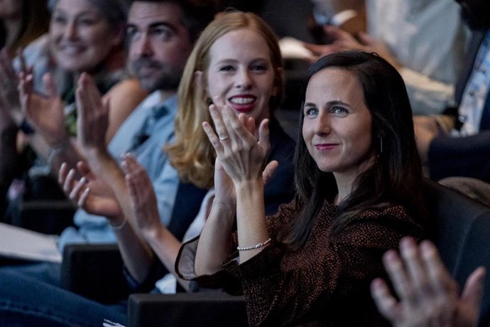 Archivo - La secretaria general de Podemos, Ione Belarra (d), y la secretaria de Estado para la Agenda 2030, Lillith Vestrynge (i), durante el acto de aniversario del Consejo de la Juventud de España, en CaixaForum Madrid, a 2 de septiembre de 2023, (Es