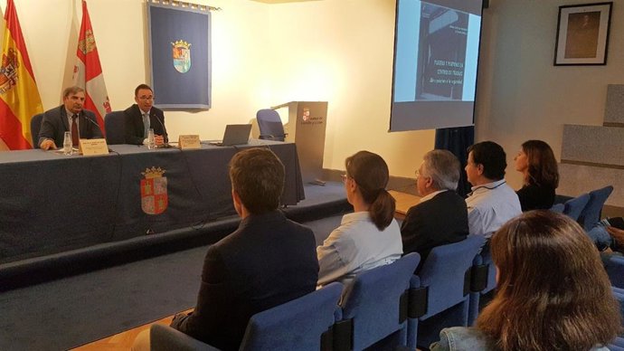 El director general de Prevención de Riesgos Laborales, Fernando de la Parte (dcha), con el delegado de la Junta en Segovia, Sanz Merino, Inaugura la jornada técnica