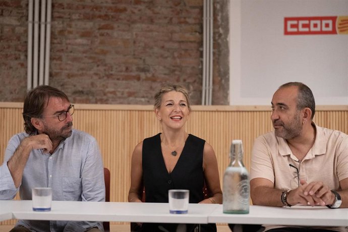 (I-D) El secretario general de UGT Catalunya, Camil Ros; la vicepresidenta segunda del Gobierno y ministra de Trabajo y Economía Social en funciones, Yolanda Díaz y el secretario general de CC.OO de Catalunya, Javier Pacheco.
