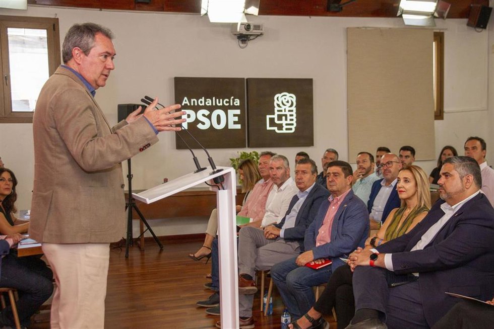 Reunión del secretario general del PSOE-A, Juan Espadas, con alcaldes socialistas de municipios de más de 10.000 habitantes.