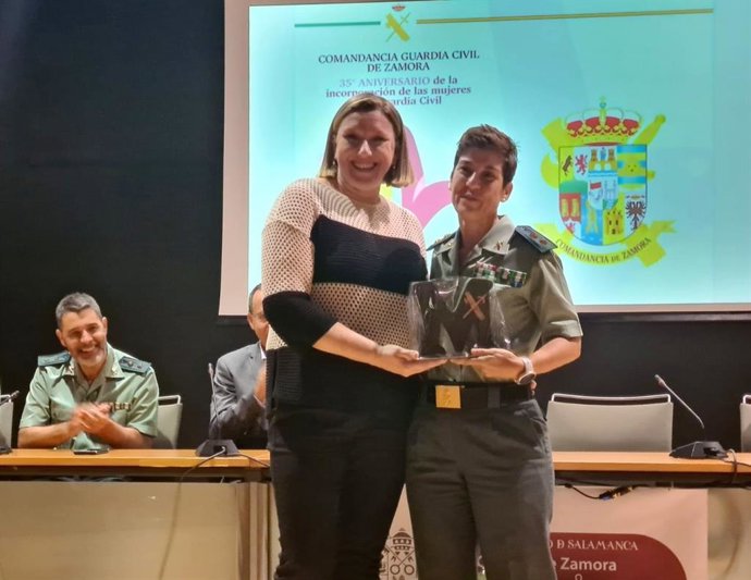 La consejera de Familia e Igualdad de Oportunidades, Isabel Blanco, entrega uno de los premios en la clausura de las jornadas celebradas en Zamora