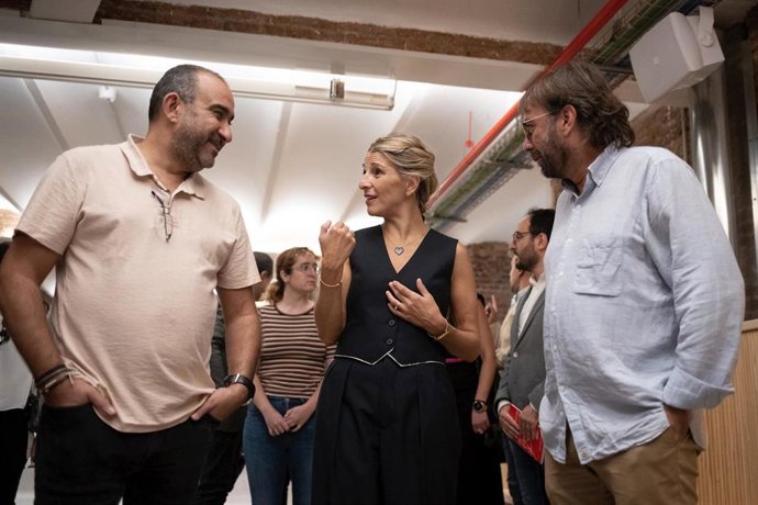 (I-D) El secretario general de CC.OO de Catalunya, Javier Pacheco; la vicepresidenta segunda del Gobierno y ministra de Trabajo y Economía Social en funciones, Yolanda Díaz y el secretario general de UGT Catalunya, Camil Ros, a su llegada a una reunión 