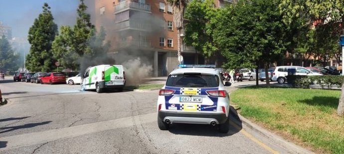 Un coche arde en la avenida del Cid de Valncia