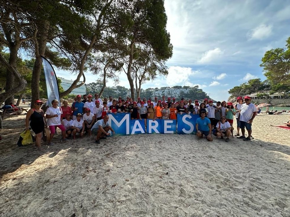 Voluntarios del proyecto Mares Circulares en Cala Galdana.