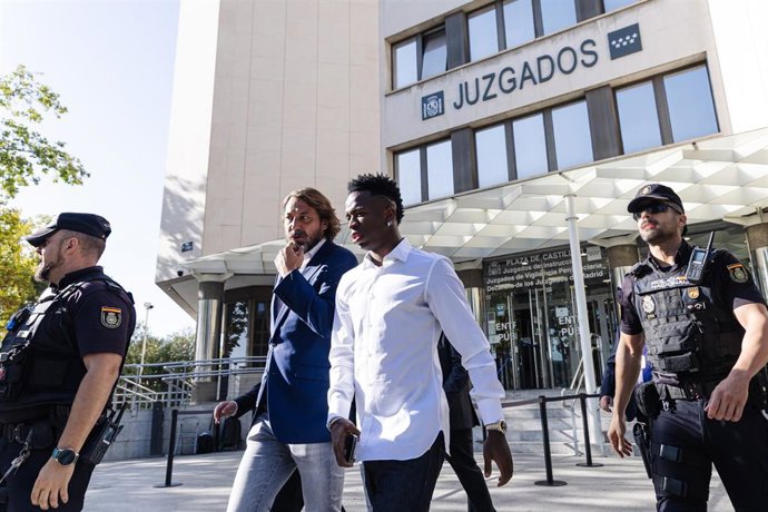 Vinícius Jr, a su salida tras declarar por los presuntos insultos racistas recibidos en Mestalla