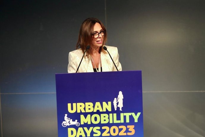 La consejera de Fomento, Articulación del Territorio y Vivienda, Rocío Díaz, durante su intervención en la ceremonia inaugural de Urban Mobility Days, que se celebra del 4 al 6 de octubre en el Palacio de Congresos de Sevilla.
