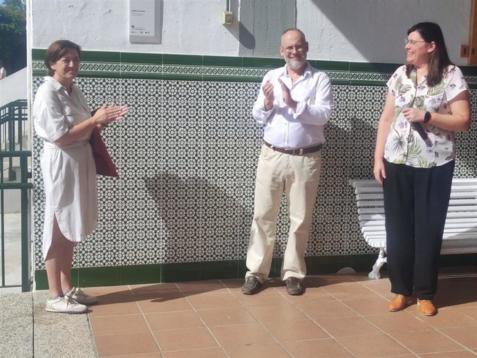 En el acto han participado la decana de la institución colegial, Susana Gómez de Lara; el arquitecto Luis Ruiz Padrón, representante de la Fundación Docomomo en la provincia de Málaga; y la directora del centro, Rocío Medina.