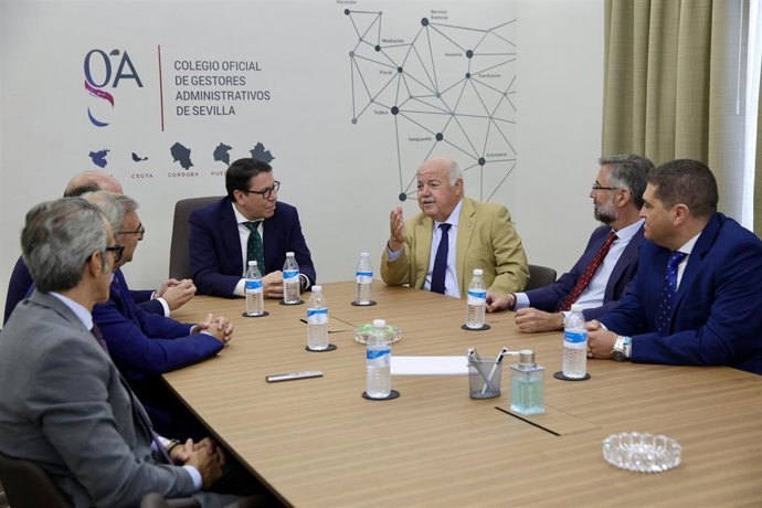 Visita del presidente del Parlamento andaluz, Jesús Aguirre, al Colegio de Gestores Administrativos de Sevilla.