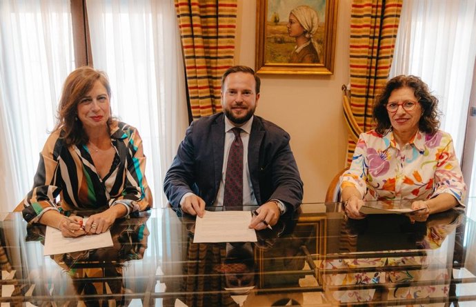 El delegado del Economía, Hacienda y Fondos Europeos de la Junta de Andalucía, Agustín López, y la alcaldesa de Palma del Río, Matilde Esteo (izda.), durante el acto de firma.