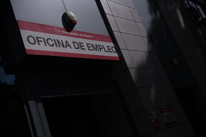 Fachada de una oficina del SEPE, a 3 de octubre de 2023, en Madrid (España).  