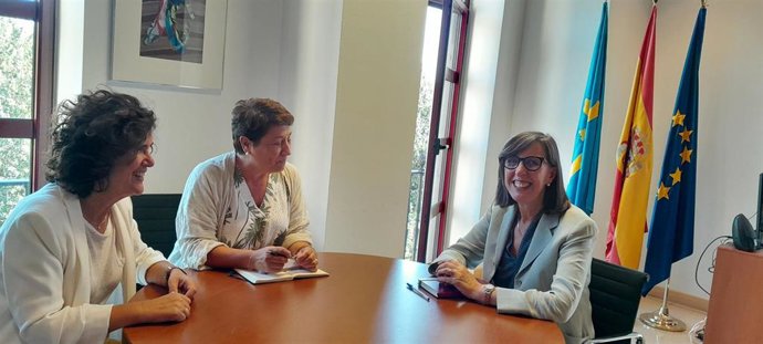 La presidenta de la Unión de Comerciantes, Sara Menéndez; la gerente de la asociación, Carmen Moreno; y la consejera de Transición Ecológica, Industria y Desarrollo Económico, Nieves Roqueñí.